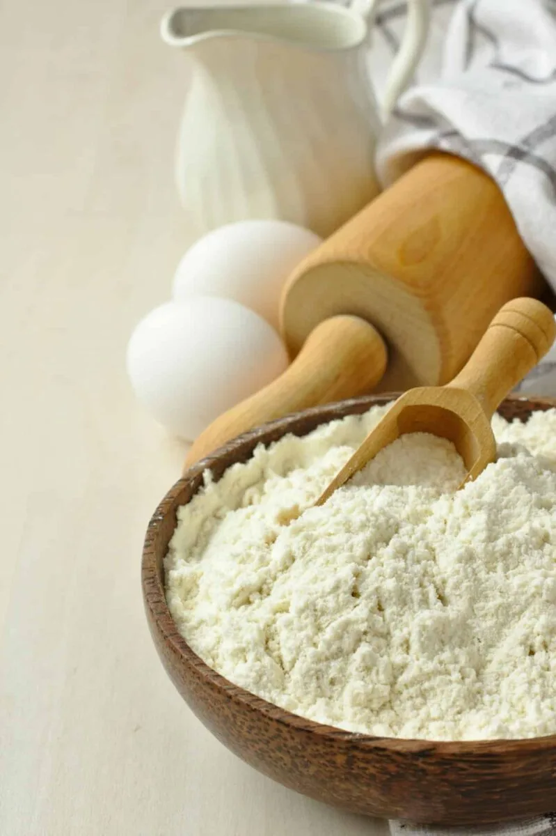 mélange de farine sans gluten fait maison dans un bol en bois