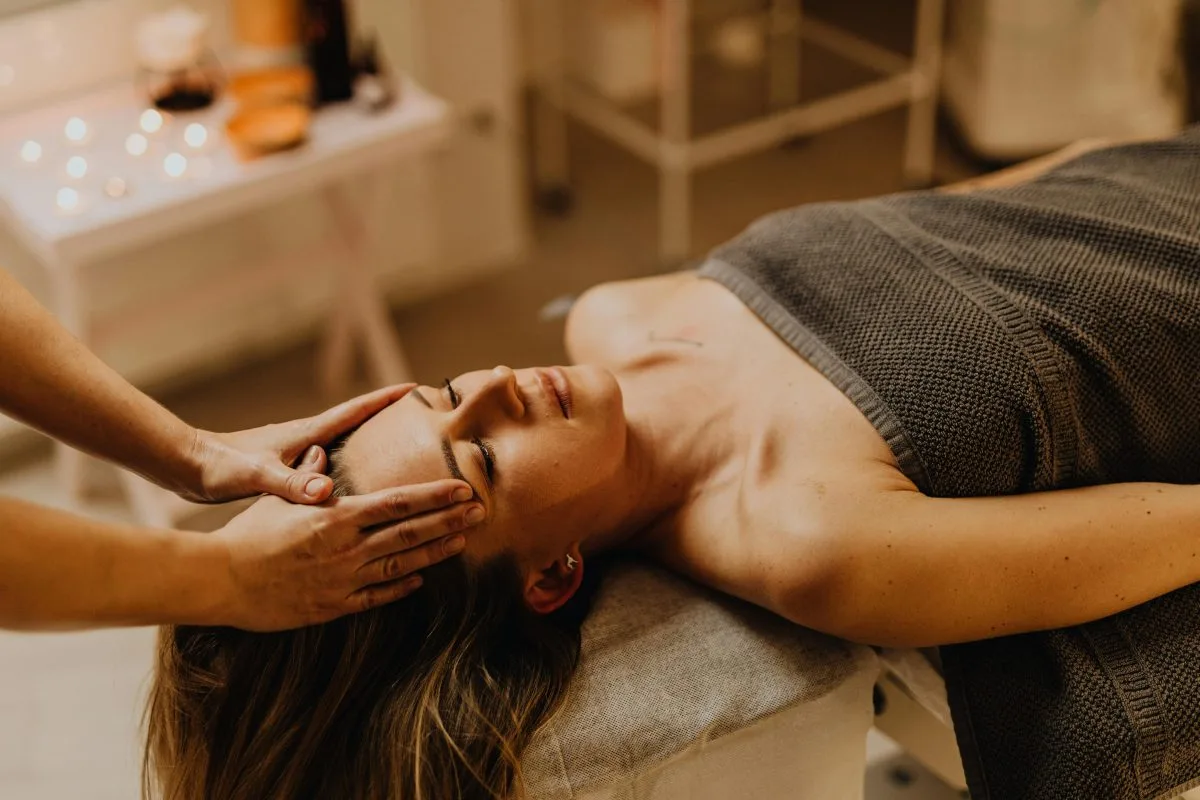 Kinésithérapeute maxillo-facial à Ath en consultation pour soulager les douleurs faciales