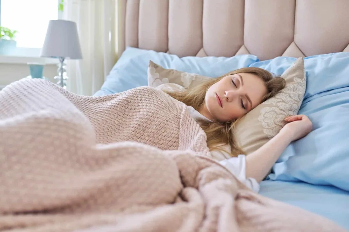Femme jeune dormant paisiblement sur un oreiller durant la journée
